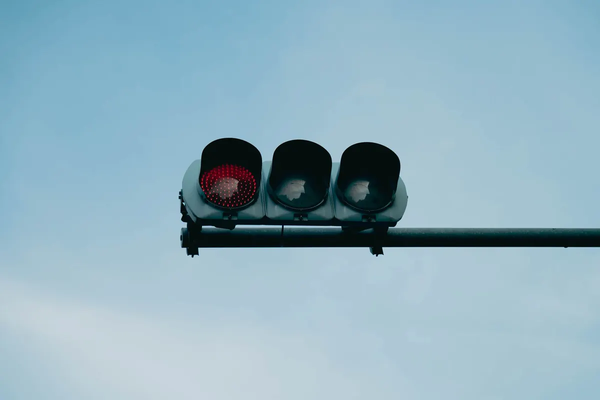 Adaptive Traffic Signals Explained: How AI and Sensors Reduce Wait Times